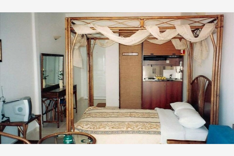 Хотел Villa George 5
